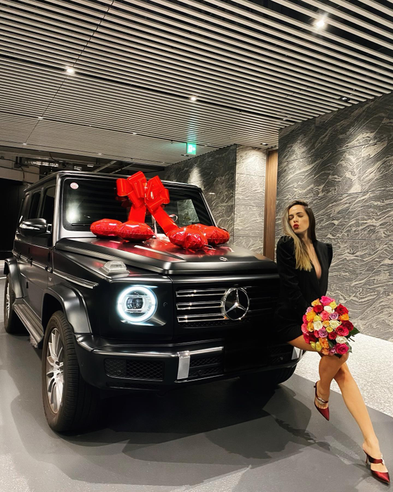 Diana, alături de un Mercedes G Class, primit cadou de la soț  (Foto: Instagram)