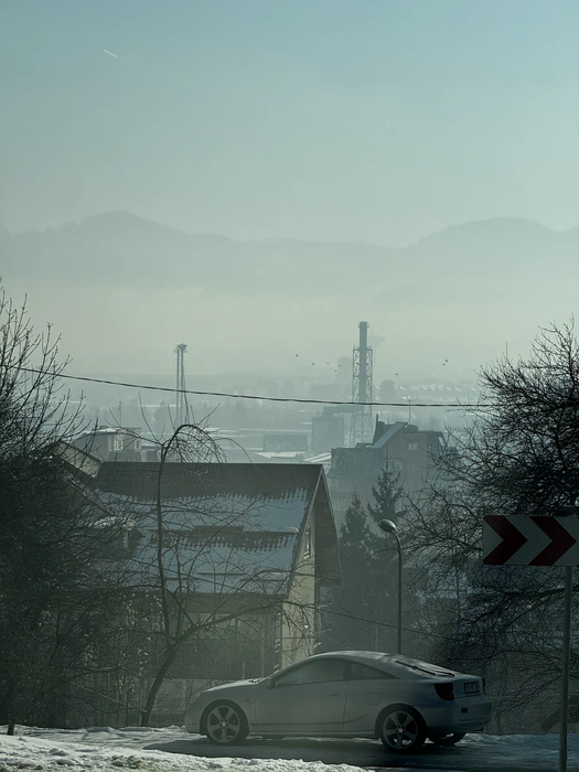Orașul din România intoxicat cu smog. Imagini apocaliptice surprinse într-una dintre cele mai vizitate localități din țară