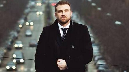 Era poreclit Gerard Butler si a facut furori la Vocea Romaniei, iar acum canta la evenimente cu 10 lei intrarea!