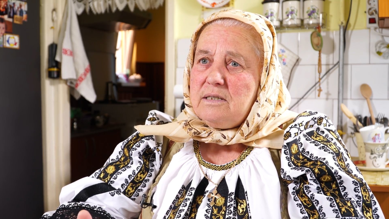 Imagini demențiale cu Aurel Tămaș & bunicuța-virală de pe YouTube. S-au filmat în timp ce îi făceau salată boeuf lui Marius Niță
