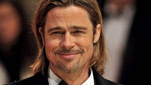 A încercat să ascundă că a slăbit enorm după divorţ, dar nu a reuşit! Cum a apărut BRAD PITT la un eveniment monden