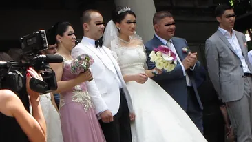 S-a schimbat moda la nuntile tiganesti! Masinile de epoca au inlocuit Mertanele, iar miresele se lasa asteptate cu orele!