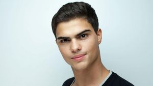 Trimis în judecată de DNA, arhiepiscopul Tomisului s-a distrat la nuntă cu familia "regală" de la Tărtăreşti! Musculosul care i-a spart casa unei cântăreţe de la noi, chef cu IPS Teodosie!