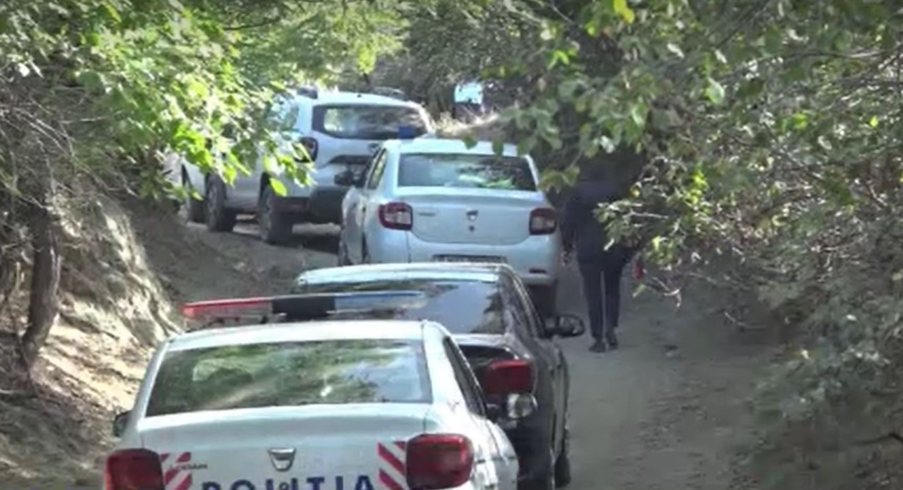 Crimă înfiorătoare în Vaslui. Trupul unui bărbat a fost găsit agățat de un gard. Criminalul l-a dezbrăcat de la brâu în jos