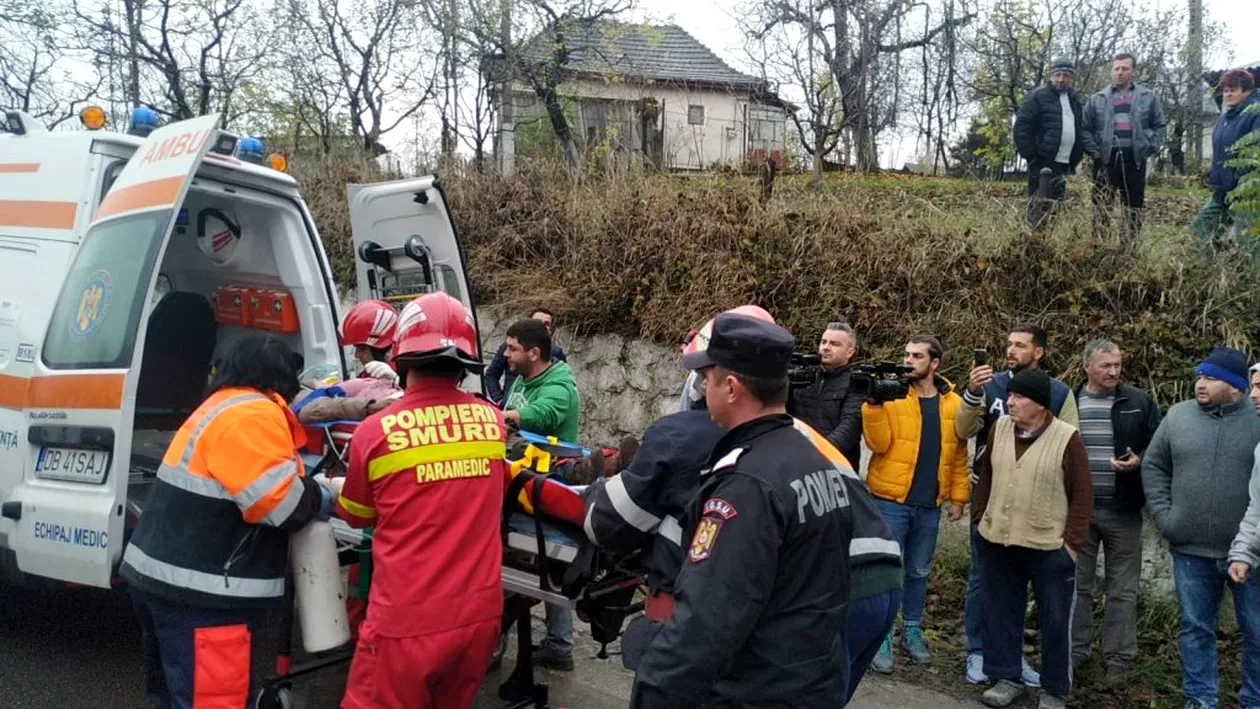Accident grav în județul Dâmbovița. O femeie a fost prinsă sub un camion cu lemne. Victima a decedat la spital