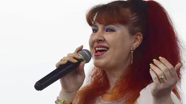 O cantareata de muzica populara a primit propuneri indecente de la alta femeie. S-a intamplat pe un site de socializare