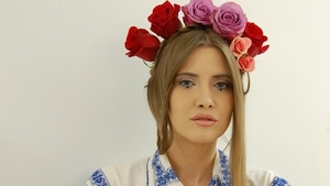 Iulia Albu, mesaj scris pe asfalt pentru vecinii săi. Care este primul lucru pe care îi vor vedea pe fereastră. FOTO