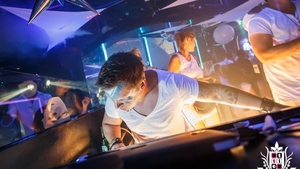 Un Dj celebru a murit în timp ce se afla în vacanță în Bali. A sărit în ajutorul unei prietene