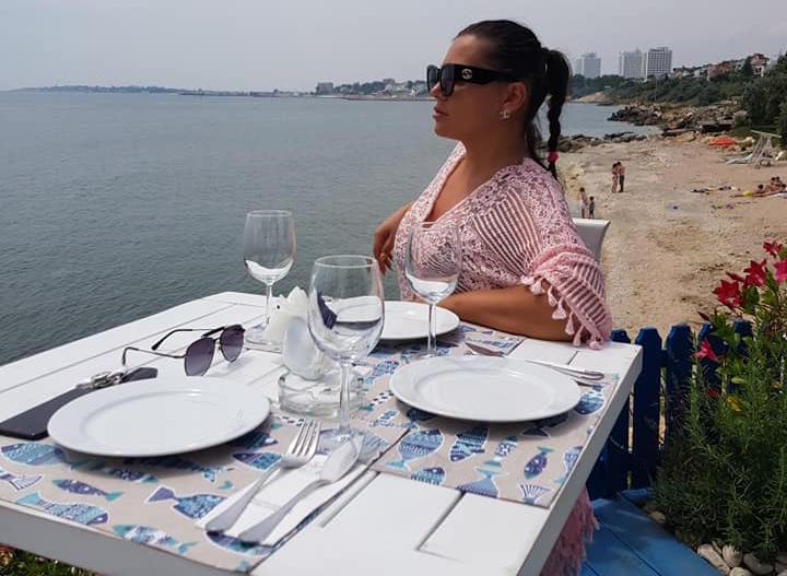 Bianca Rus, în costum de baie pe plajă!