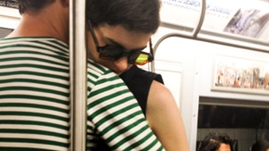 Anne Hathaway s-a giugiulit cu iubitul la metrou