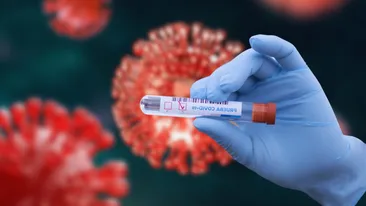 O nouă variantă de COVID se răspândește rapid în SUA și Europa. Care sunt simptomele infecției