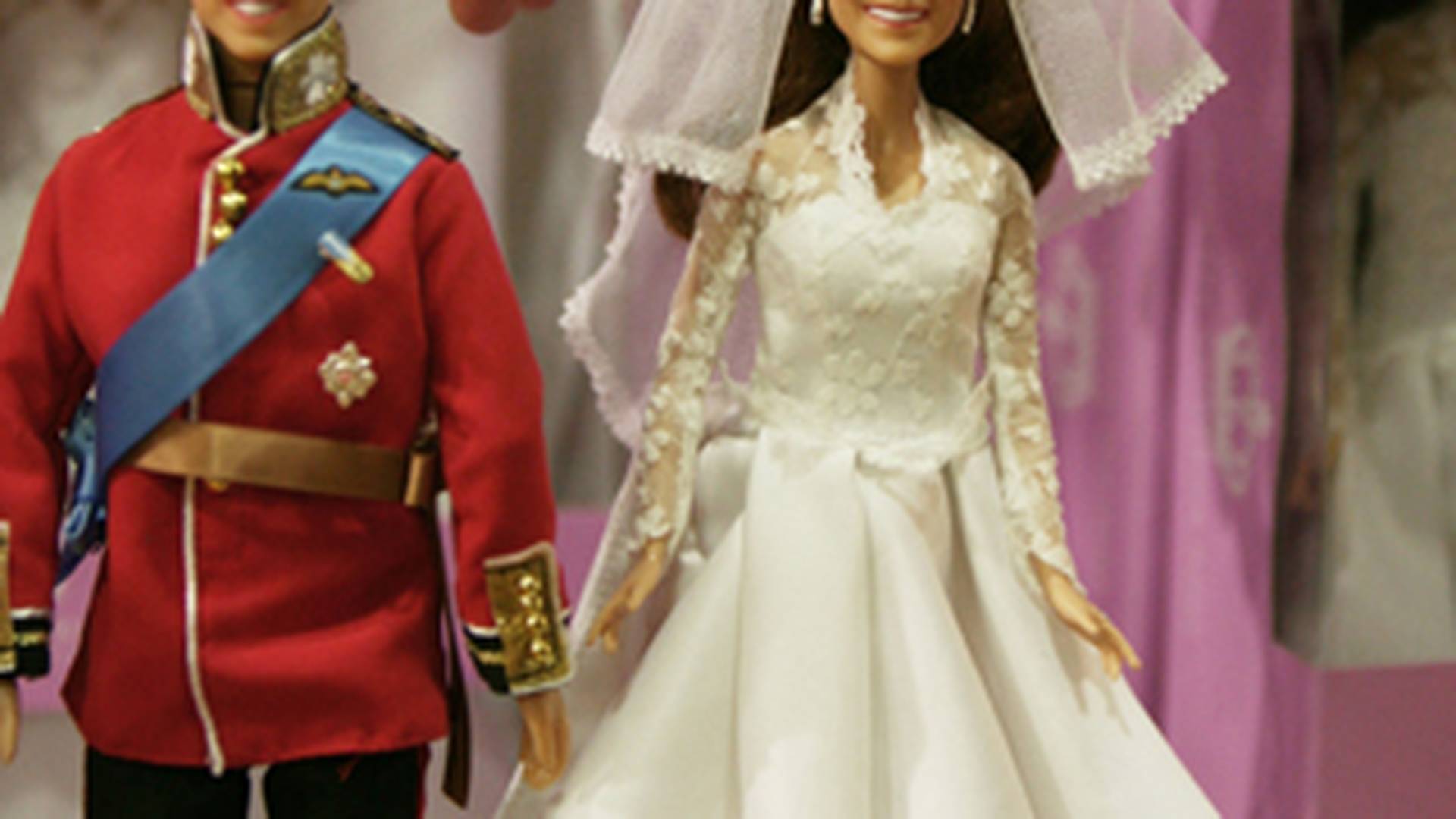 Papusile William si Kate se vand ca painea calda