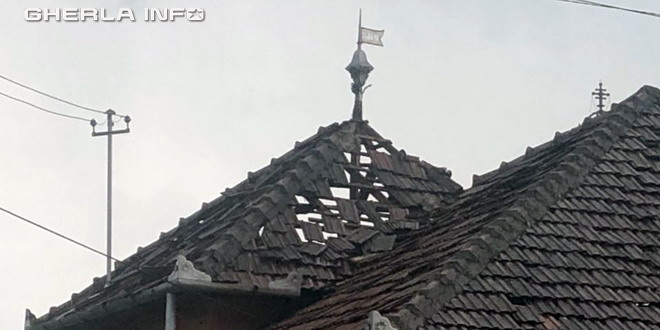 Casă lovită de fulger în Gherla: ”Acoperișul i-a zburat pe partea interioară a curții!”