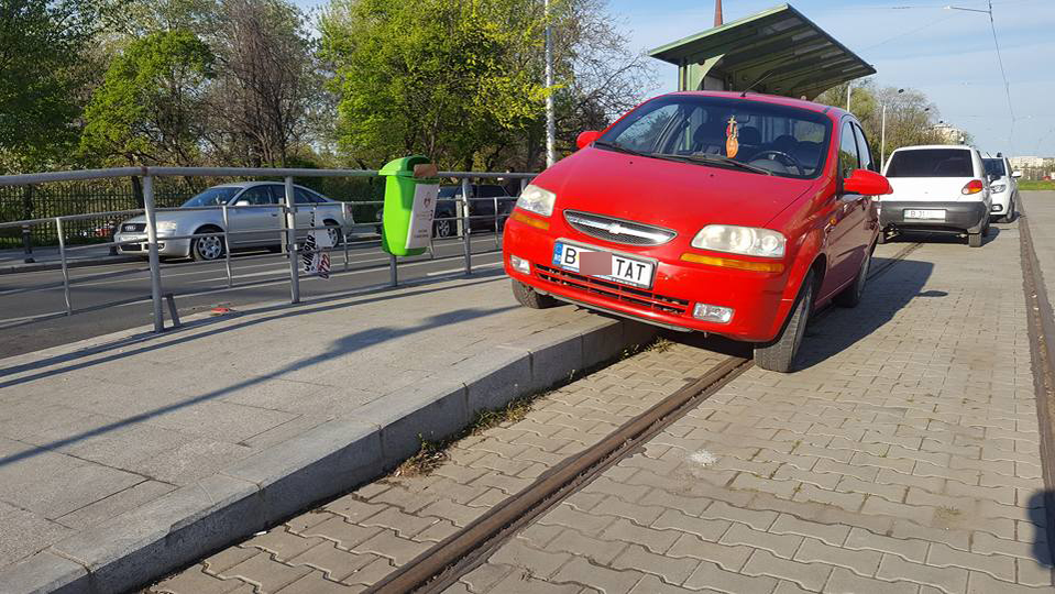 Se întâmplă în Bucureşti! Un şofer şi-a parcat maşina chiar în staţia de tramvai!