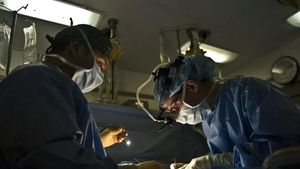 Bancnote de un leu, cruciulițe, o lamă și asta nu e tot! Ce au mai găsit doctorii în stomacul unui ieșean care fusese adus la spital