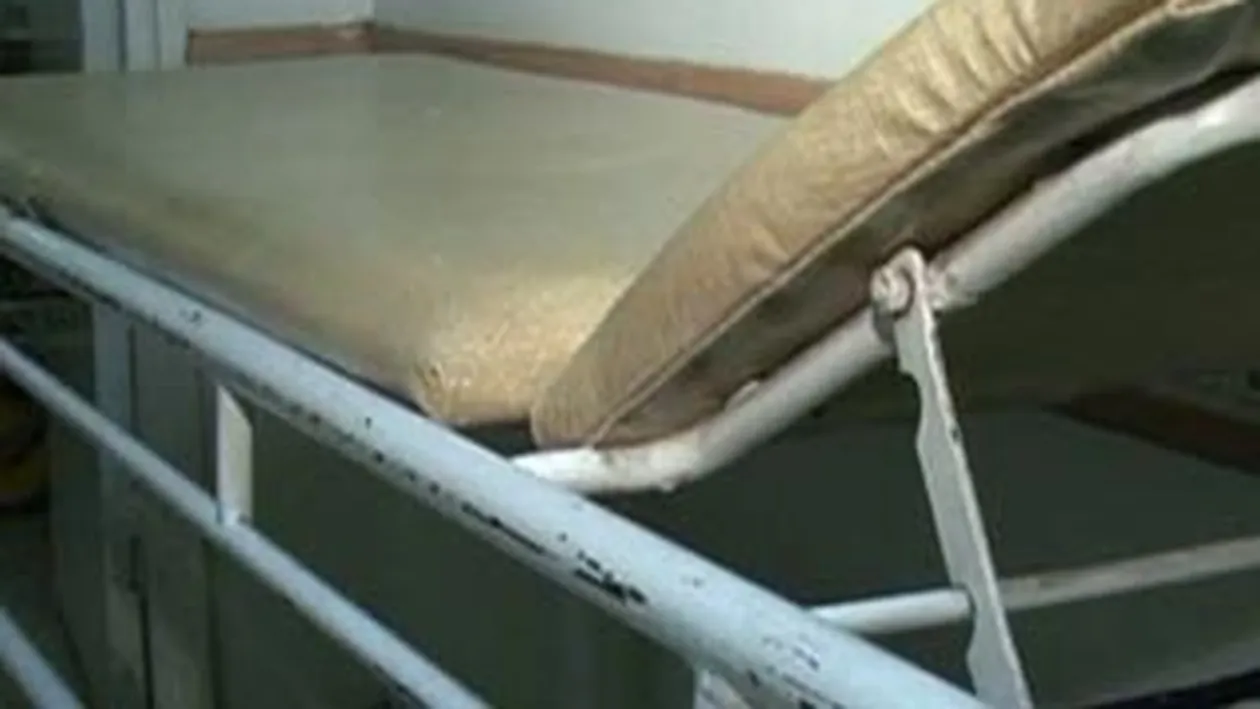 VIDEO Brancardierul care a scapat un pacient cu targa a fost sanctionat: cateva avertismente si o reducere de 10% din salariu. Ti se pare corect?