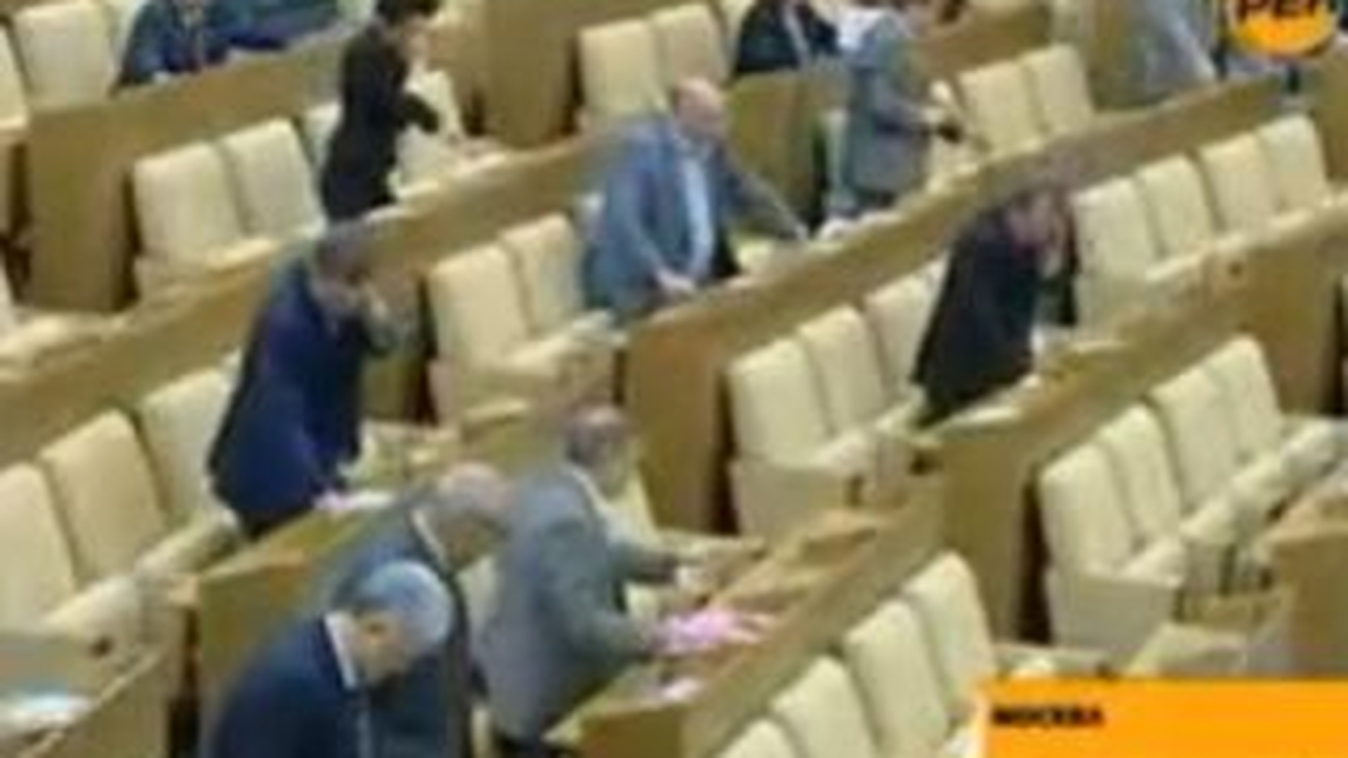 VIDEO Deputatii rusi voteaza pentru sute de colegi absenti!