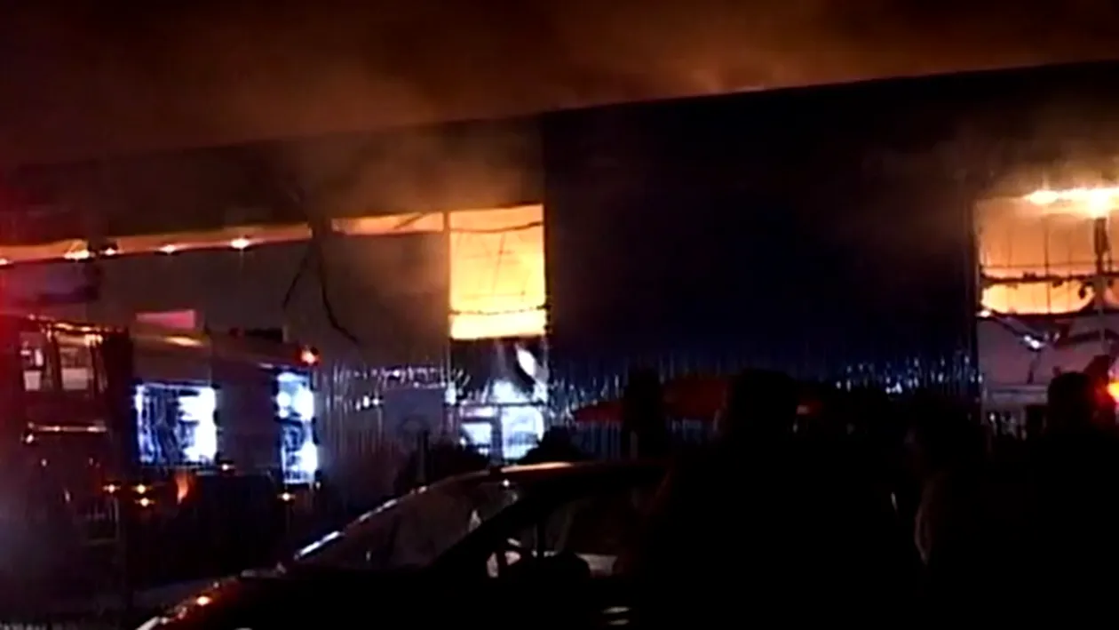 Incendiu devastator la un centru comercial! Acoperişul clădirii s-a prăbuşit peste primul etaj al clădirii