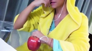 Anda Adam si-a luat un produs Apple: "Mai bine il mananc!"
