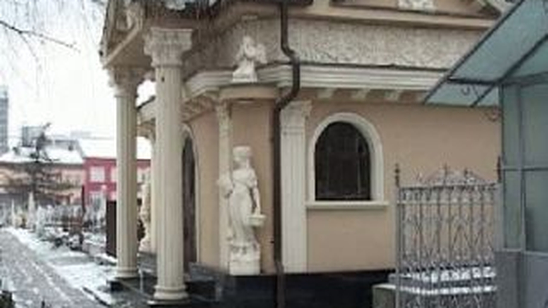 Romii din Timisoara isi construiesc mini-palate cu turnulete chiar si in cimitire!