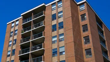 Craiovenii, mai rau ca la sat! Un bloc din centrul orasului nu are apa potabila sau curent electric