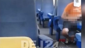 Un bărbat din Dej și-a desfăcut pantalonii în tren, în fața unei tinere, iar ce-a urmat a îngrozit-o!