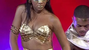 Rihanna si-a surprins fanii la ultimul concert: a aparut pe scena imbracata ca regina Cleopatra!