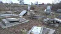 Peste 70 de monumente funerare din cimitirul evreiesc din Huși au fost vandalizate. MAI a demarat o anchetă