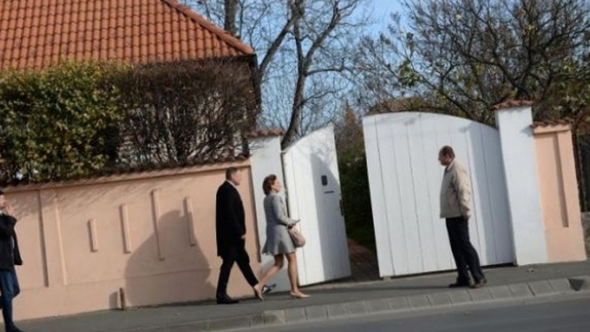 Ofiterii SPP au intrat in alerta! Un politist care fotografia casa lui Iohannis din Sibiu, luat de jandarmi