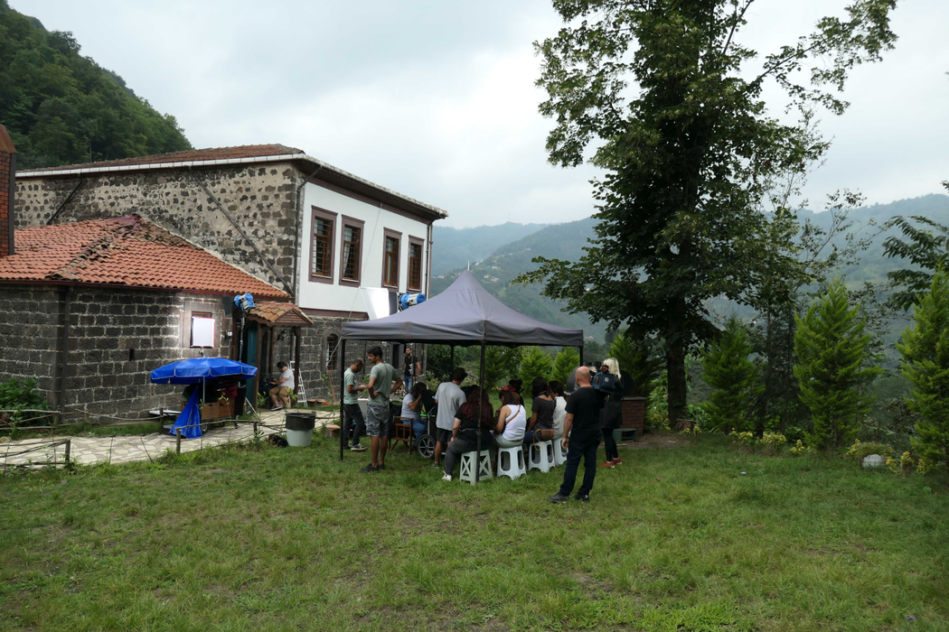 Imagini în exclusivitate din Turcia, de pe platoul de filmare al serialului-fenomen ”Lacrimi la Marea Neagră”, difuzat de Kanal D!