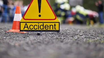 Trei persoane care împingeau o mașină condusă de un adolescent de 14 ani, rănite într-un accident în Argeș