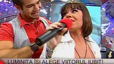 VIDEO Luminitei Anghel ii plac prospaturile! VEZI AICI cum flirteaza si cum se lasa masata de un student