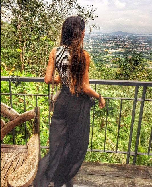GALERIE FOTO INCENDIARĂ! Îţi stă inima când o vezi în costum de baie! Nu e topmodel, ci… E cea mai sexy-doctoriţă!