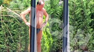 Singur sub dus, adormit pe sezlong... Uite cum si-a petrecut Vasile Blaga vacanta la mare!