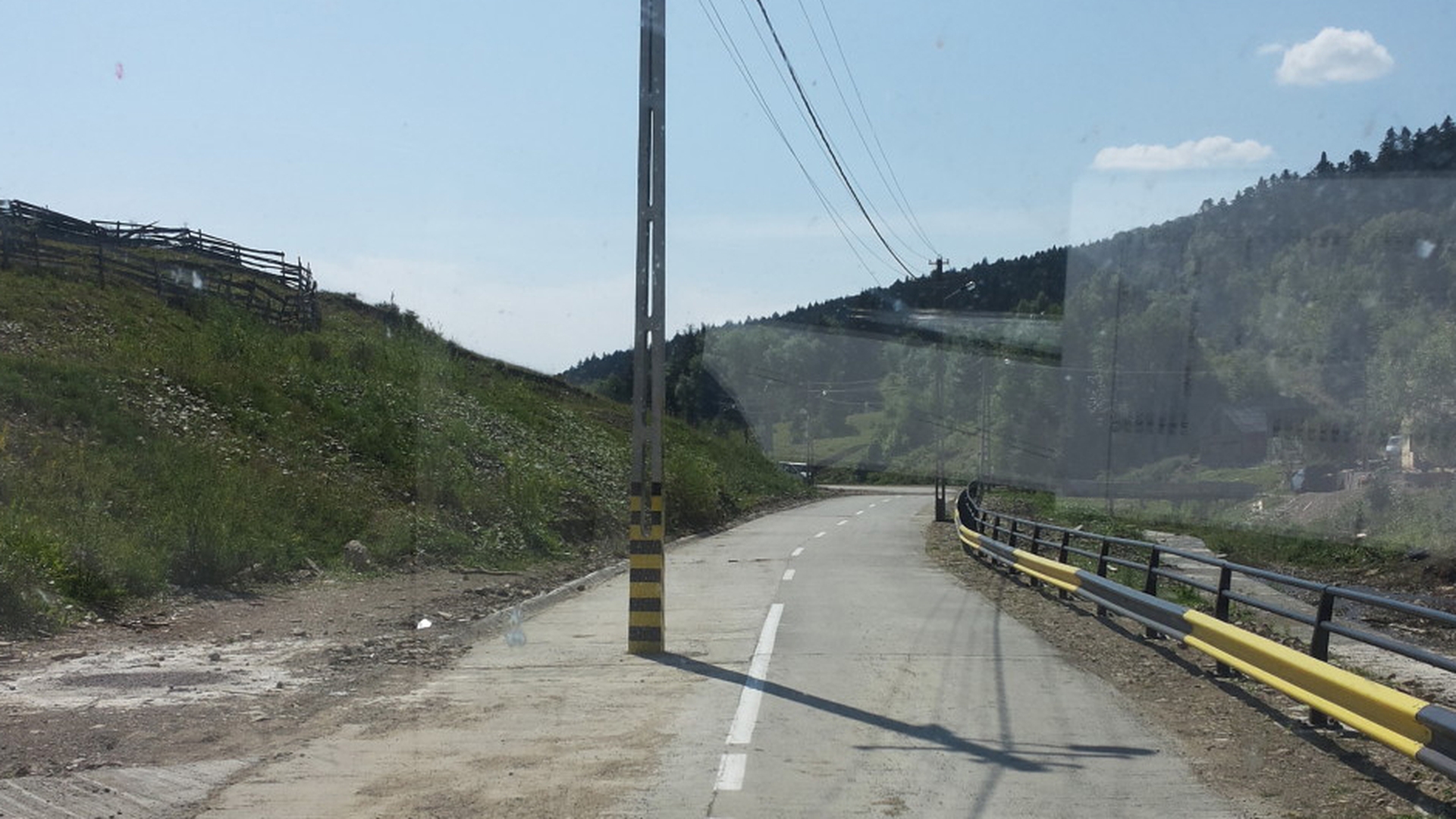 Atentie stalp! Ce obstacol intalnesc soferii pe drumurile din judeţul Suceava
