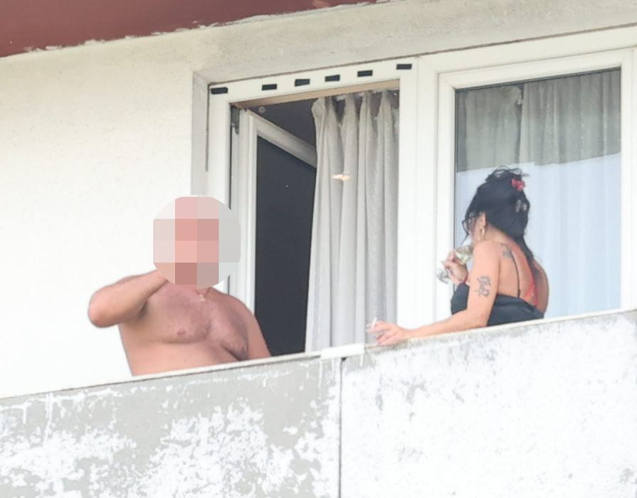 Milionarul și Ioana Popescu discută relaxați pe balcon