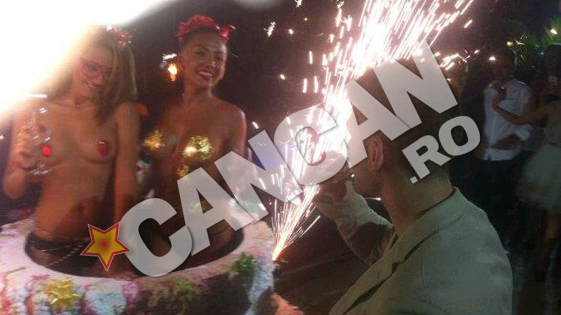 Profita de ultimele zile de vacanta! Vanghelie Jr., ametit de doua dansatoare aproape goale, in club!