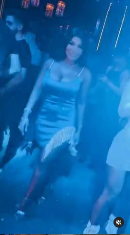 În imaginile filmate într-unul dintre bolizii artistului, diva ține în mână cutia unui inel superb cu diamante © Instagram