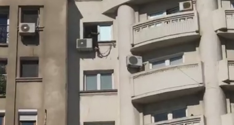 Un bărbat vrea să se arunce de la etajul blocului în care se află sucursala CEC de la Piaţa Alba-Iulia, din Bucureşti