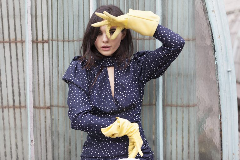 Trăieşte în Londra şi e confundată cu Emily Ratajkowski şi Kendall Jenner