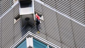 Risc extrem pentru o sumă jenantă! S-a cățărat fără corzi pe un zgârie-nori pentru Netflix, dar a primit mai puțin decât un jucător de baschet