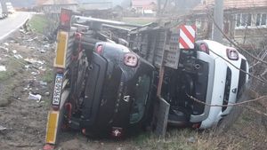 Accident în Vâlcea: Două TIR-uri s-a ciocnit, de pe o platformă au căzut mașini