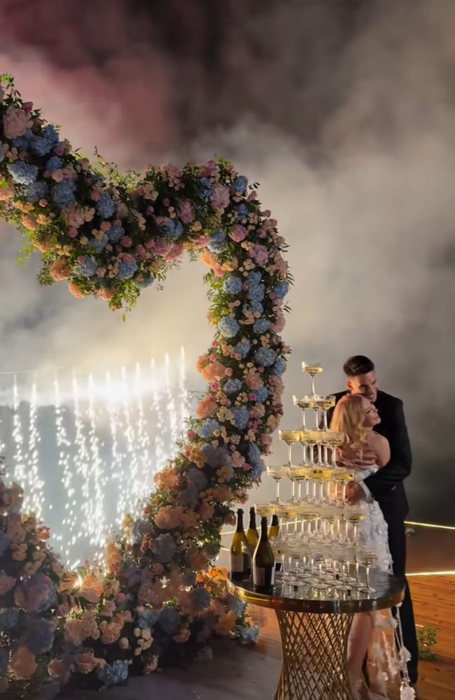 Foc de artificii fabulos, un tort special și o ținută atipică. Noi imagini de la nunta Andreei Bălan cu Victor Cornea