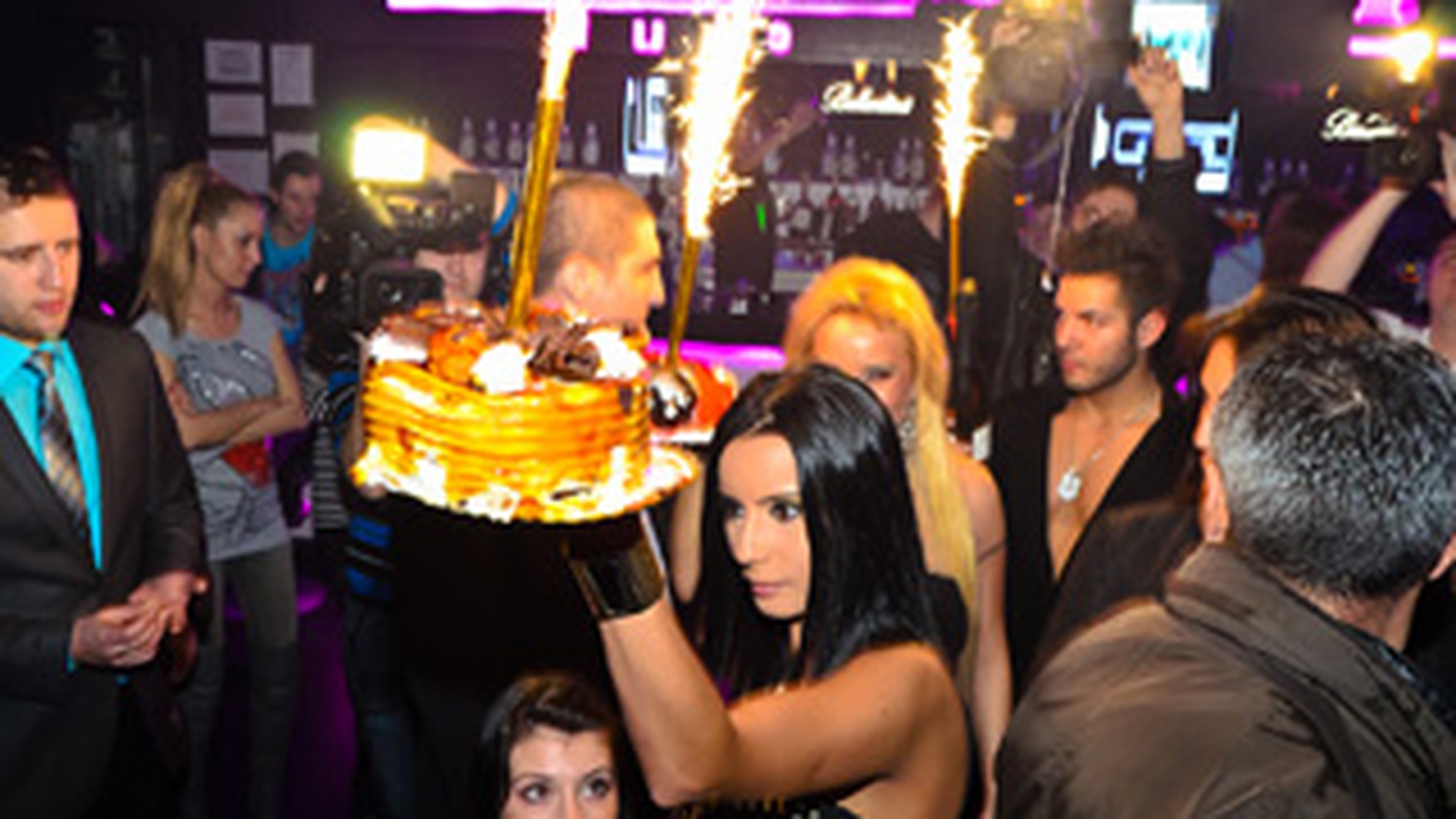 FOTO Cristina Roman, sosia Adelinei Pestritu, show cu un stripper in club!