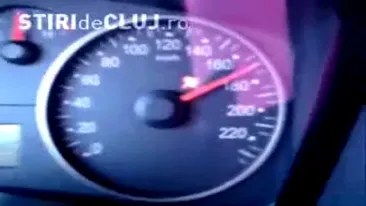 VIDEO O inconstiena circula cu 200 km/h pe Autostrada Transilvania, incurajata de fiul ei