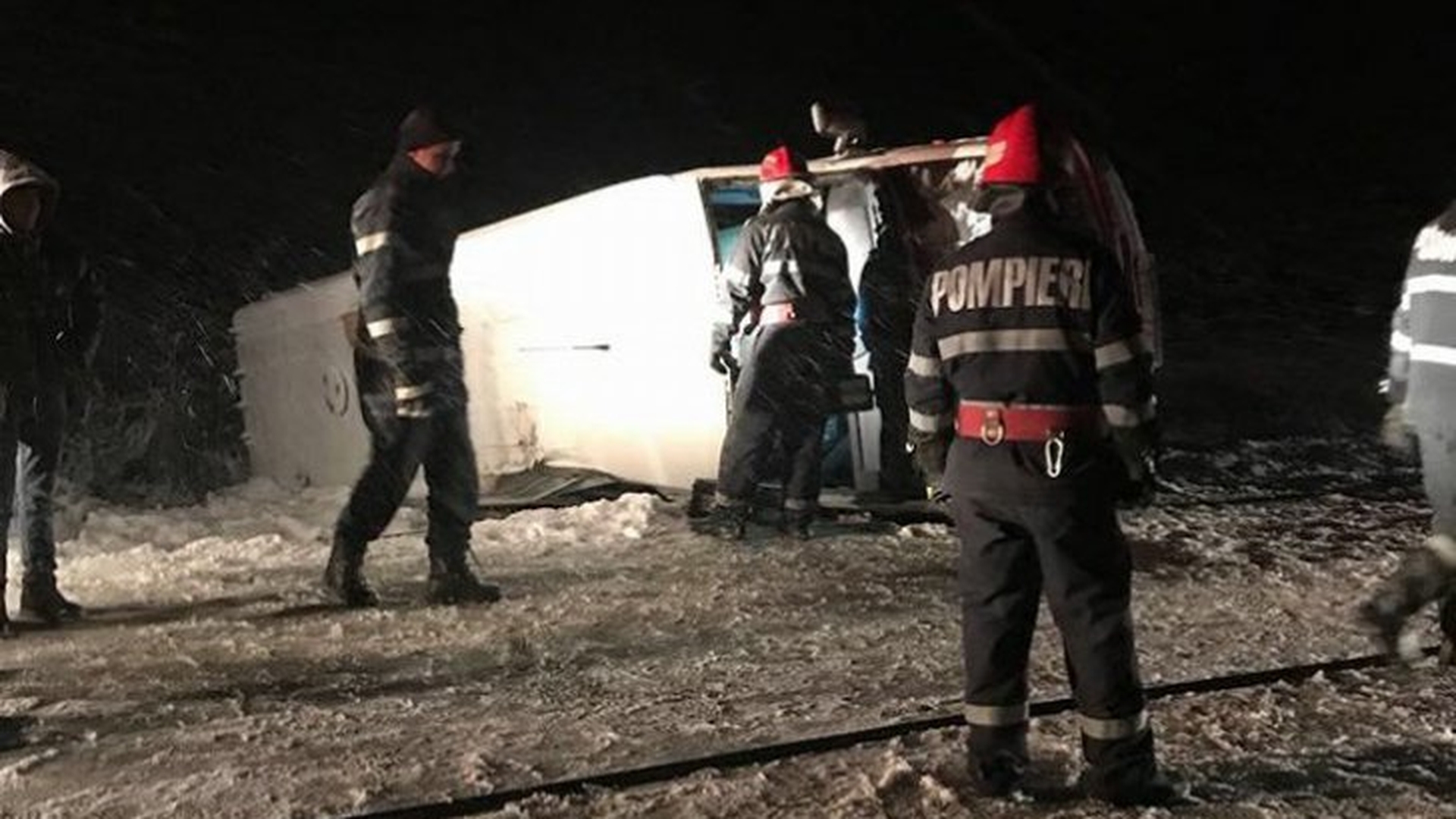 Au fost la un pas de tragedie! Microbuz cu 13 oameni, răsturnat din cauza viscolului