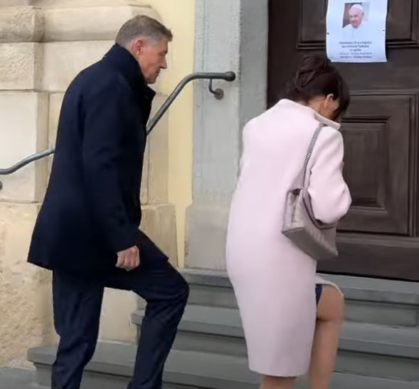 Klaus Iohannis și soția lui. Sursă: Captură CLUJ LIVE TV