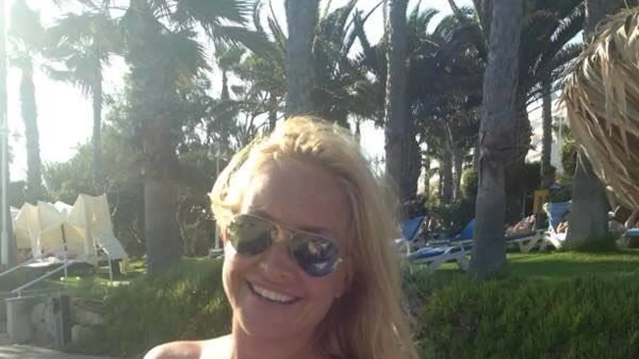 Vica s-a dezbrăcat, s-a pozat, a publicat şi apoi a şters-o! Greşeala pe care a realizat-o prea târziu blonda