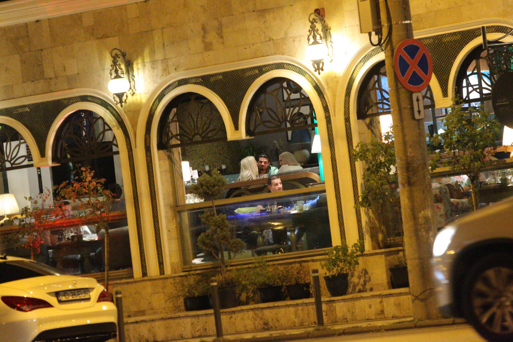 Anda Adam și noul iubit nu au făcut economie de gesturi tandre la restaurant