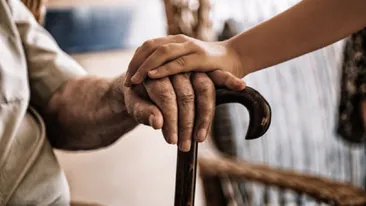 O femeie din Târgu-Jiu, care și-a internat mama în spital, susține că a găsit-o pe cea care i-a dat viață cu piciorul rupt și plină de vănătăi